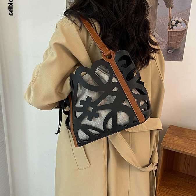 Tanie Czarna torba na ramię ze skóry PU - Hollow Luxe 2023… sklep internetowy