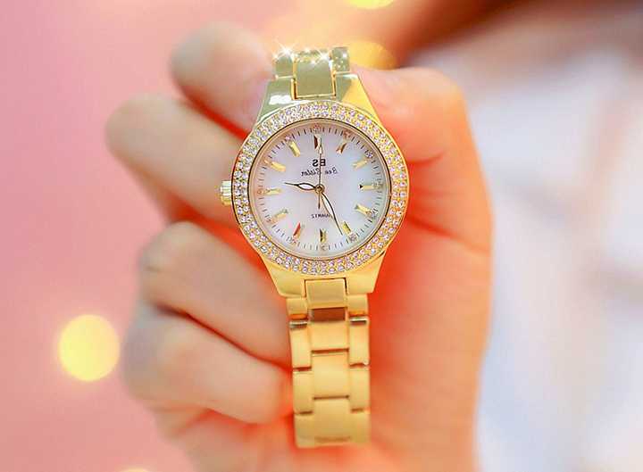 Złoty zegarek kobiety 2022 - 2023, diamentowa sukienka z kry…