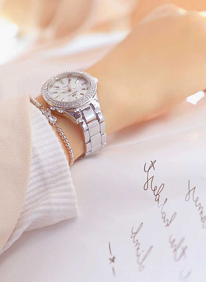 Złoty zegarek kobiety 2022 - 2023, diamentowa sukienka z kry…