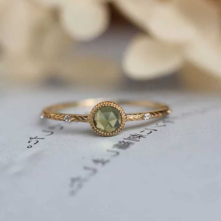 Tanie Srebrny pierścionek z Peridotem i diamentami - delikatna biż…